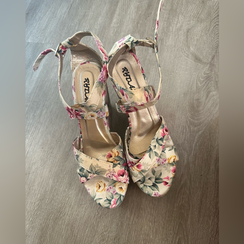 Floral wedges